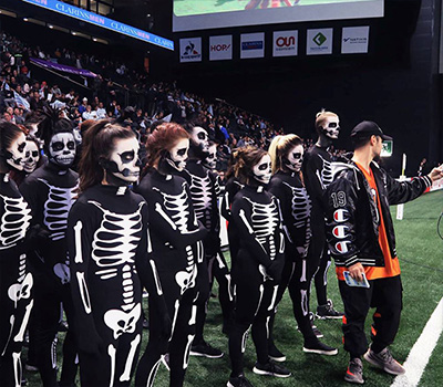 Des danseurs hip-hop breakdance à Paris La Défense Arena pour Halloween avant un match du Racing 92