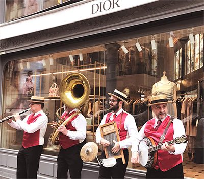 Une fanfare devant la boutique Dior rue du Faubourg Saint-Honoré