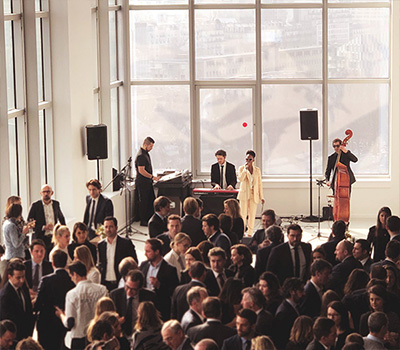 La chanteuse Liza Edouard et son groupe jazz dans l'immeuble Iko, tour design de Paris La Défense