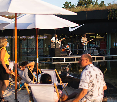 Un groupe Funk Electro sur la scène du centre de shopping The Village près de Lyon