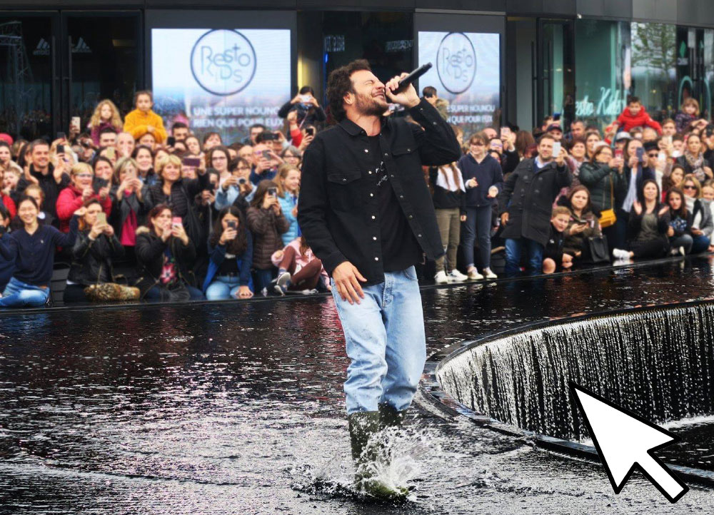 Amir en concert dans un centre de shopping : The Village à Villefontaine près de Lyon.