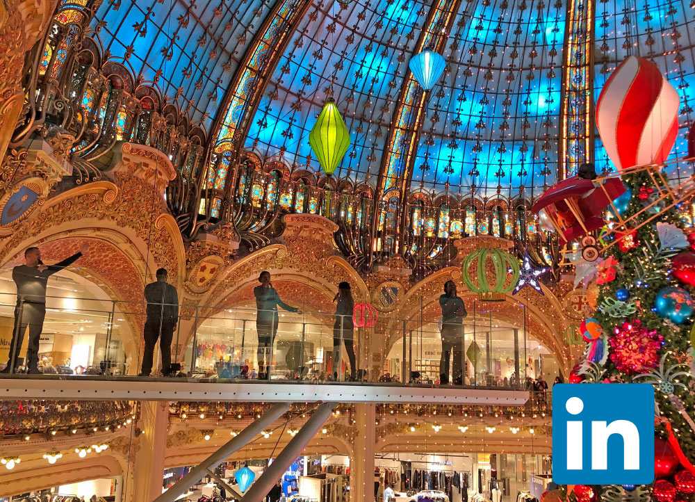 Un gospel en concert sur la passerelle des Galeries Lafayette boulevard Haussmann pour Noël.(logo LinkedIn)